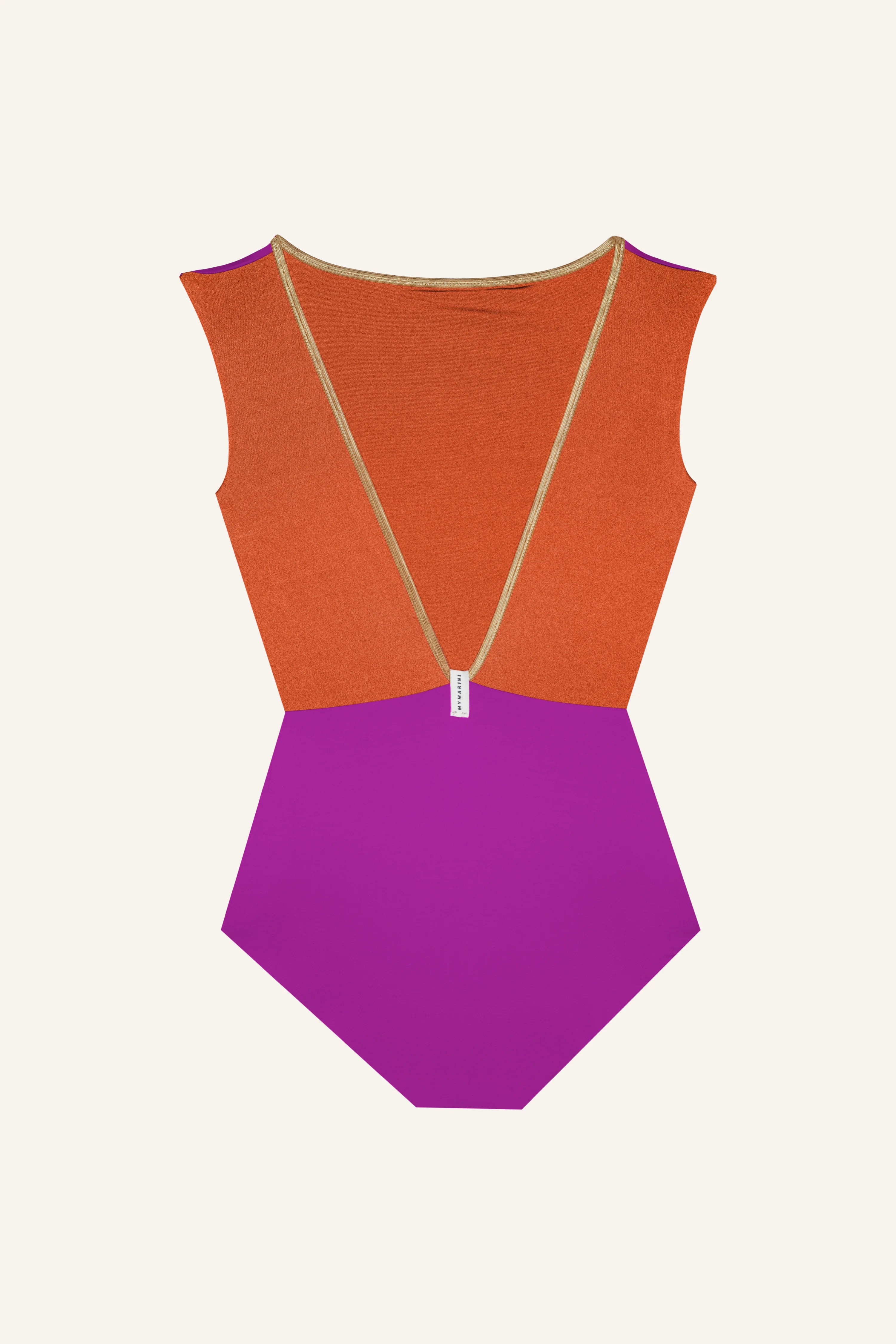 MYMARINI Badeanzug in Orange und Lila mit V-Ausschnitt und hohem Beinausschnitt vor hellem Hintergrund.#color_papaya-cassis